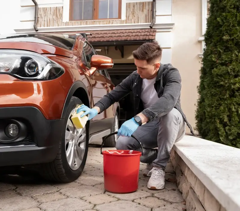 Lavage auto à domicile Jully-sur-Sarce : professionnel intervenant sur un véhicule